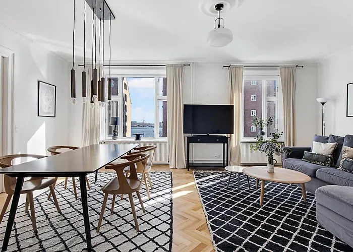 Sanders Frontier - Pleasant Three-Bedroom Apartment Near Royal Palace